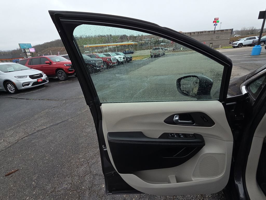 Used 2023 Chrysler Pacifica Touring-L image 12