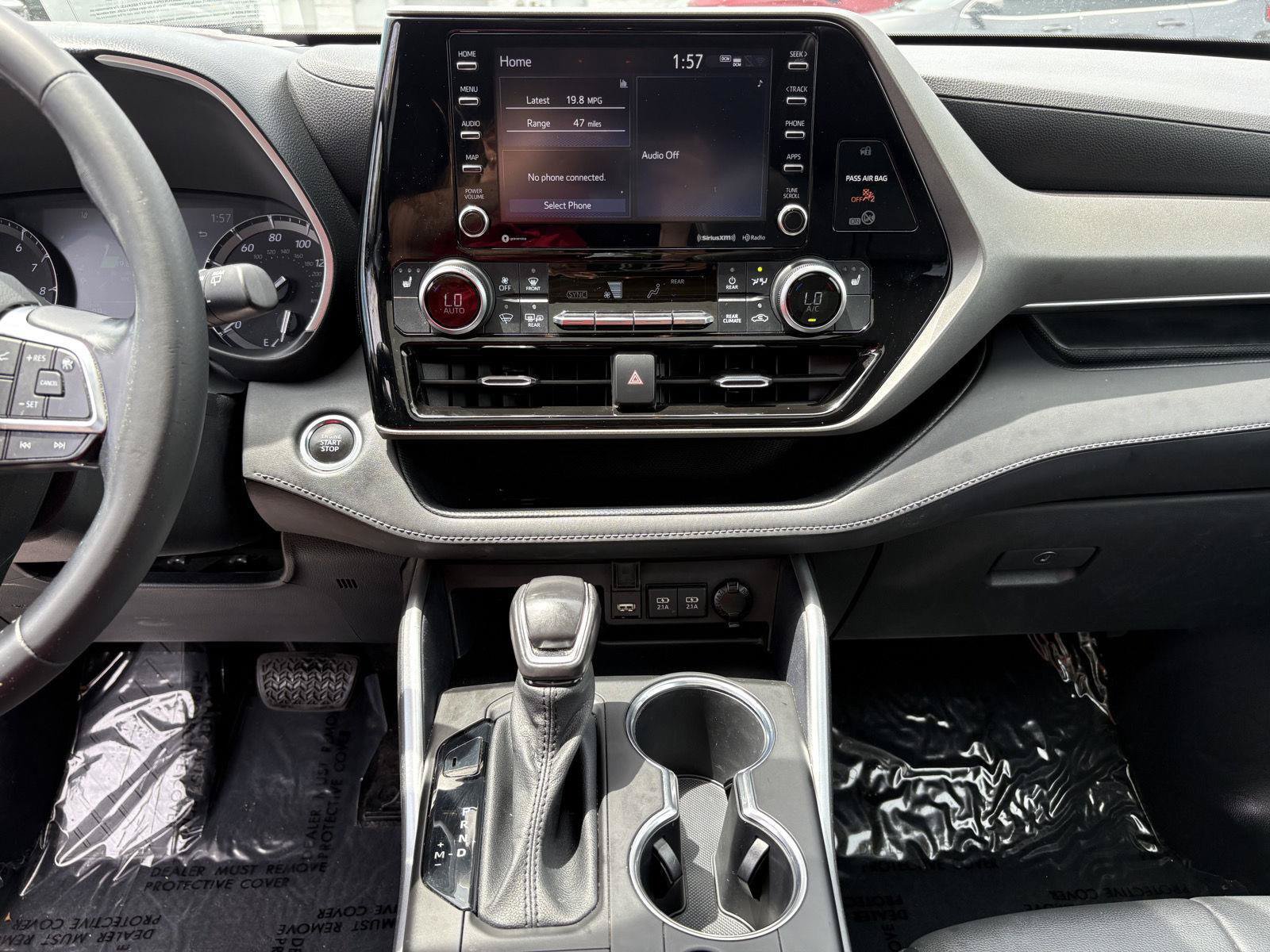 Used 2021 Toyota Highlander XLE AWD/4WD image 16