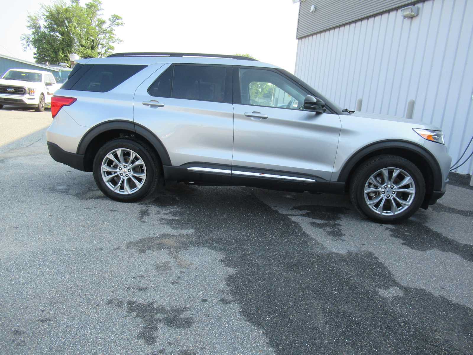 Used 2024 Ford Explorer XLT w/ Equipment Group 202A AWD/4WD image 4