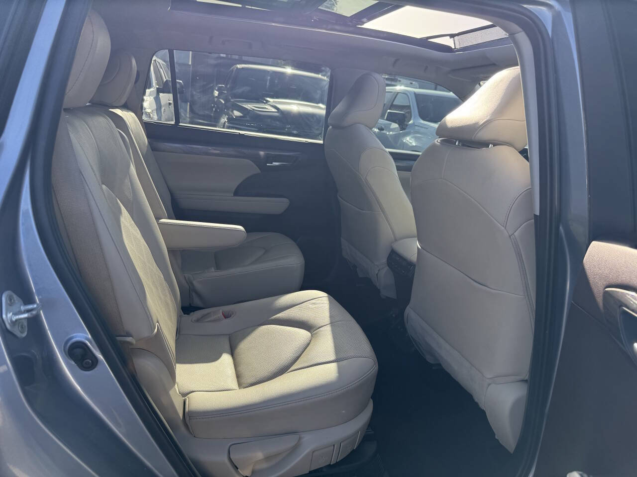 Used 2021 Toyota Highlander Platinum AWD/4WD image 17