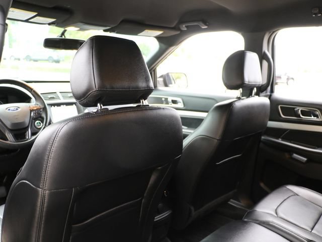 Used 2017 Ford Explorer XLT w/ Equipment Group 202A AWD/4WD image 15