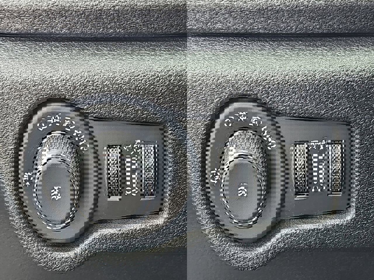 Used 2025 Chrysler Pacifica Limited image 32