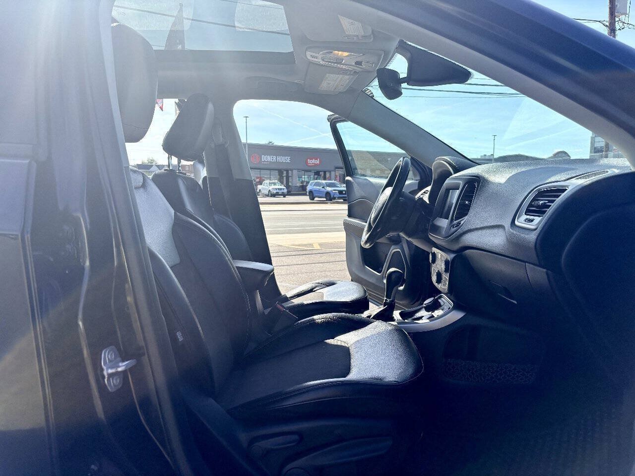 Used 2019 Jeep Compass Latitude w/ Popular Equipment Group AWD/4WD image 36