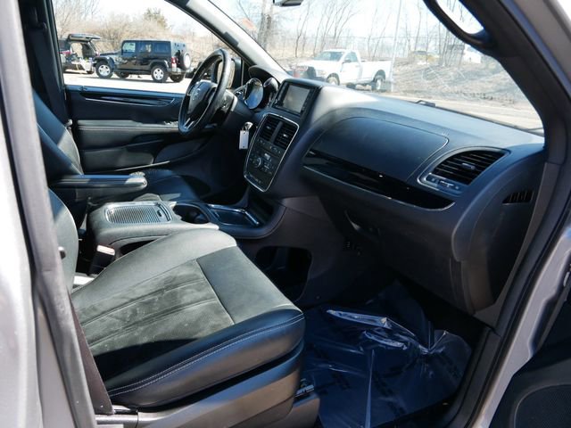 Used 2018 Dodge Grand Caravan SXT w/ Driver Convenience Group image 8