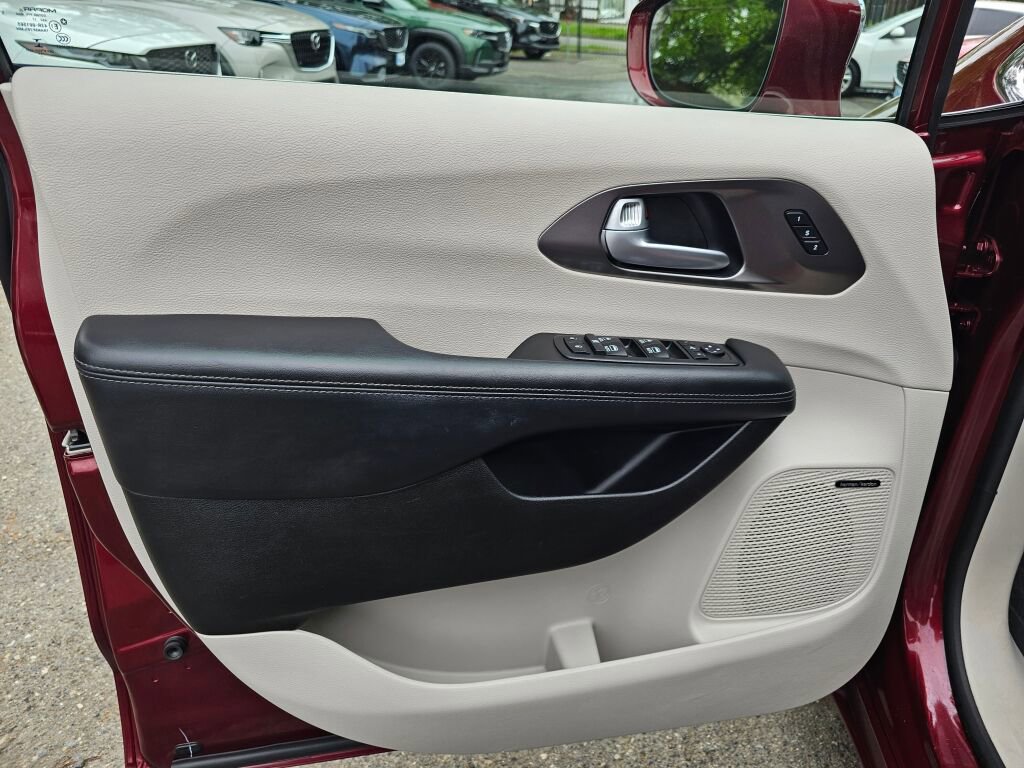 Used 2018 Chrysler Pacifica Limited w/ Tire & Wheel Group image 25