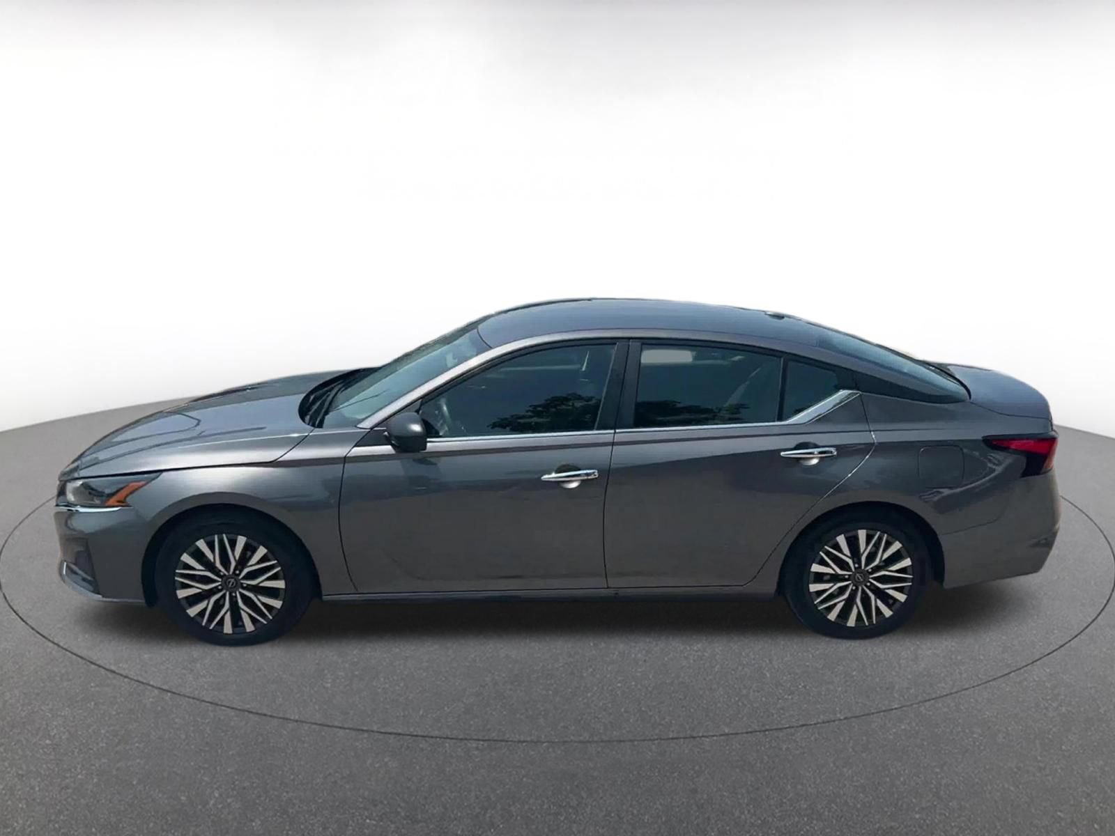 Used 2025 Nissan Altima 2.5 SV FWD image 7