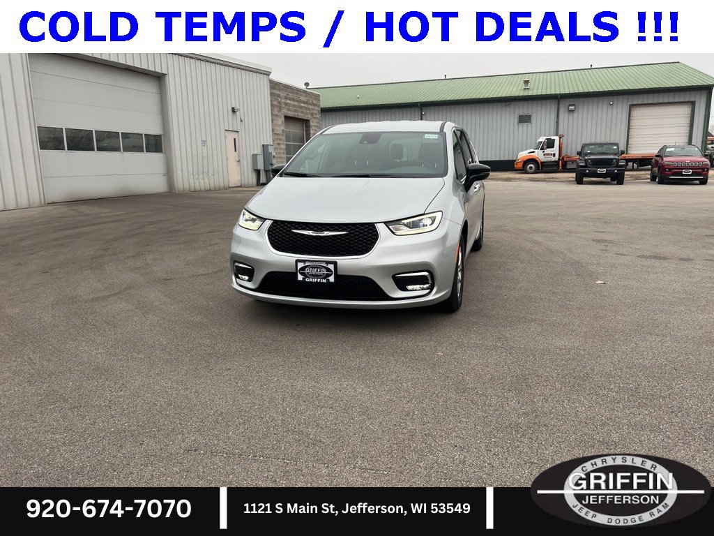 New 2026 Chrysler Pacifica Select image 3