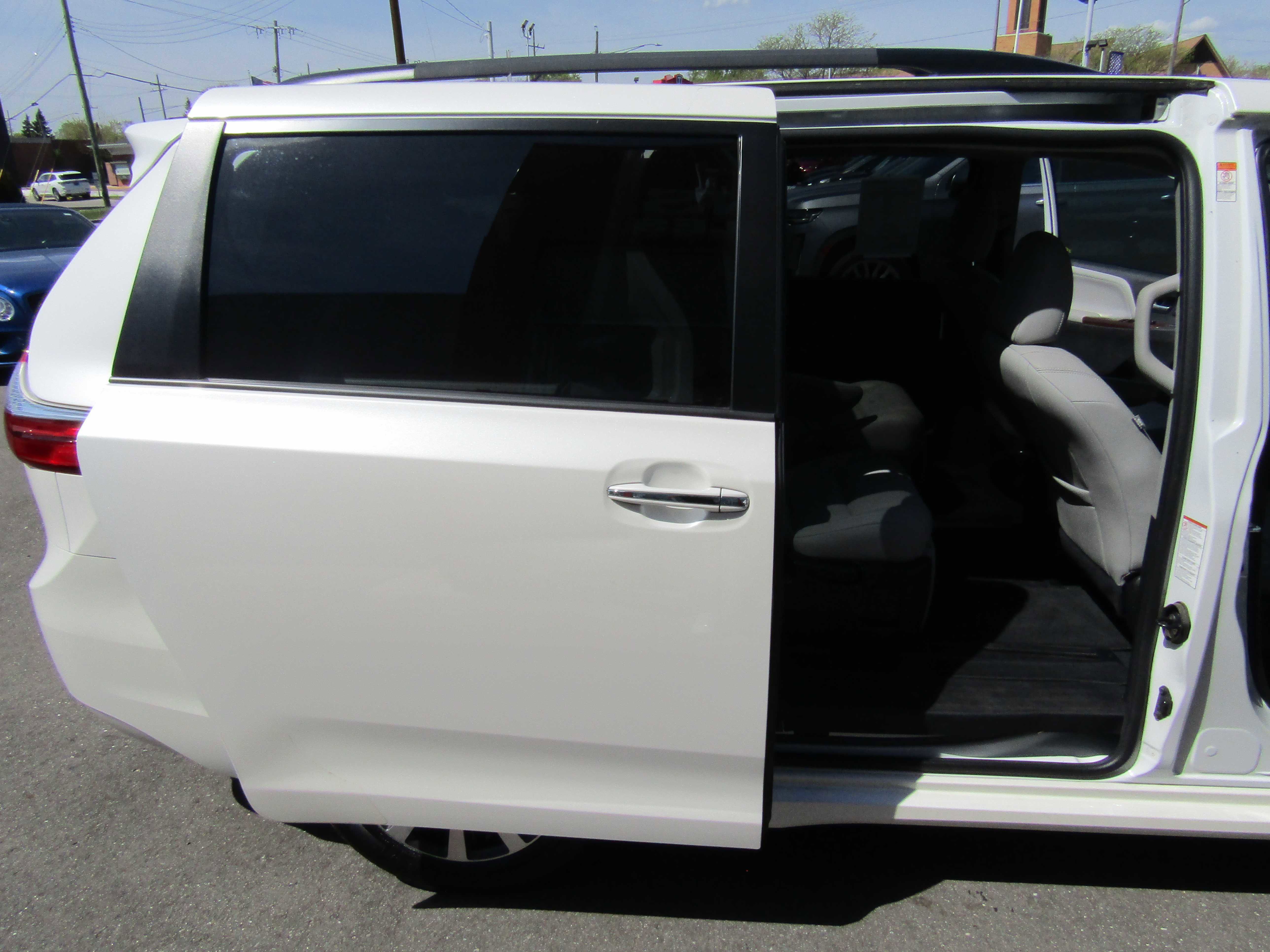 Used 2019 Toyota Sienna Limited FWD image 12