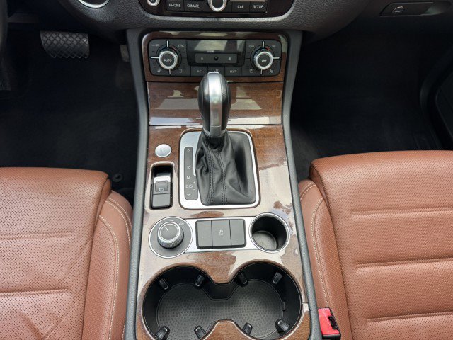 Used 2016 Volkswagen Touareg Sport AWD/4WD image 32