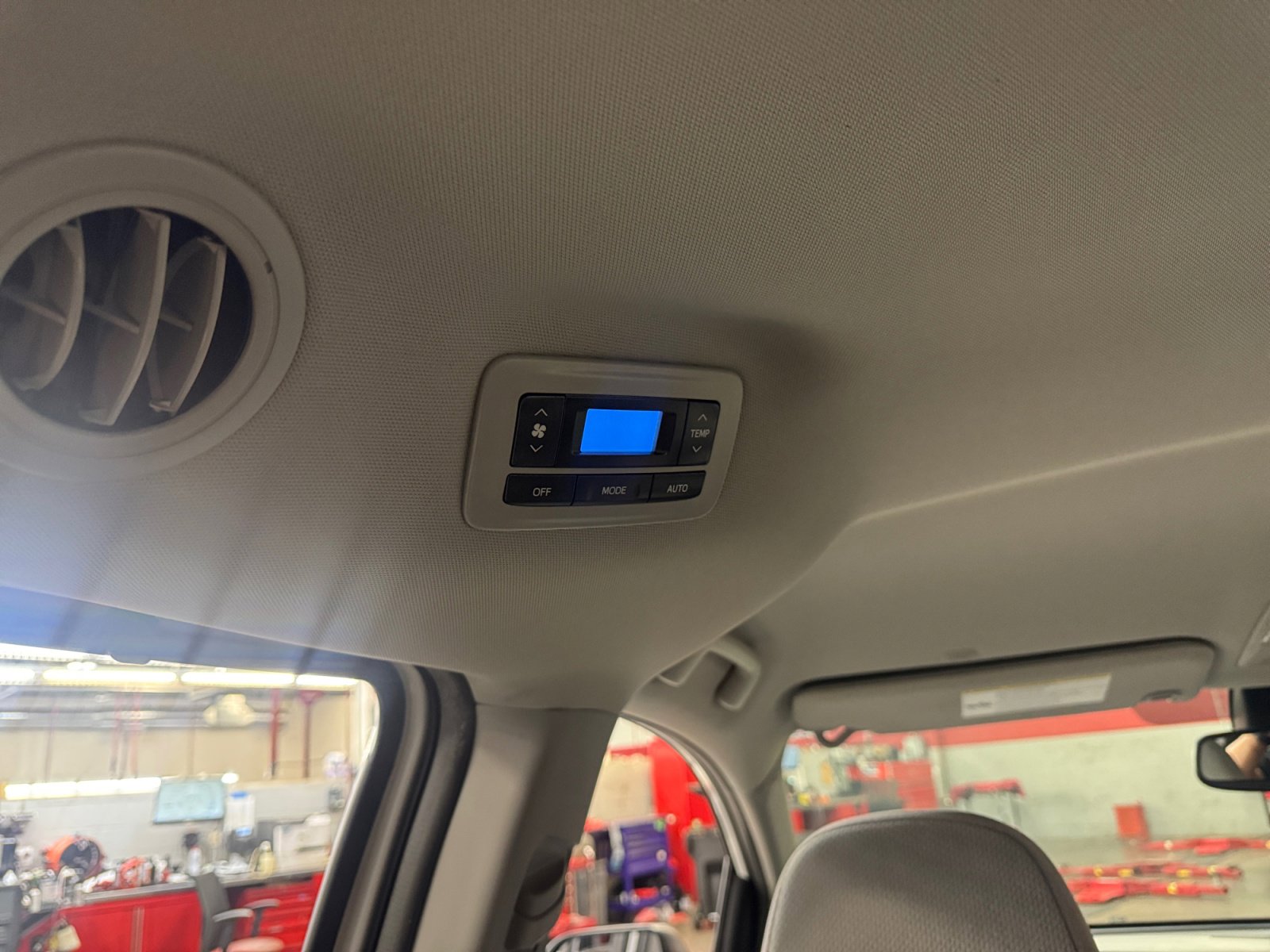 Certified 2019 Toyota Sienna LE w/ LE Preferred Package FWD image 33