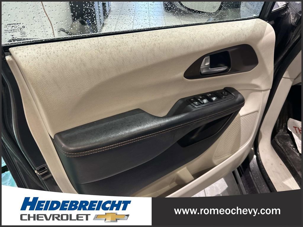 Used 2017 Chrysler Pacifica Touring-L image 11