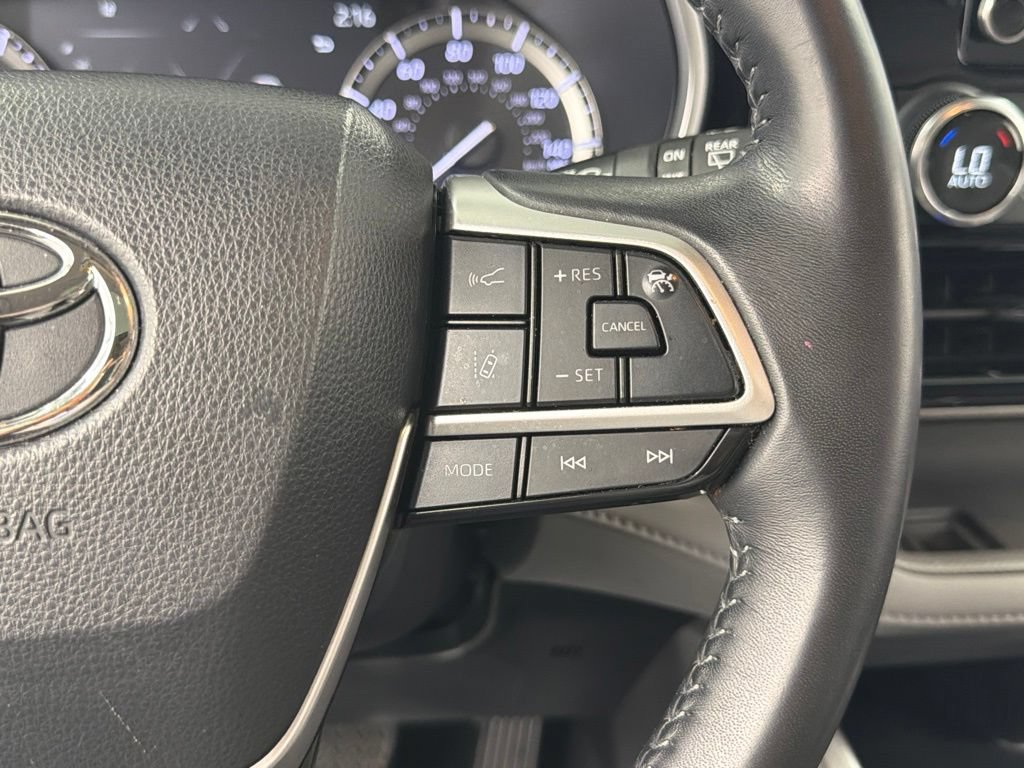 Used 2022 Toyota Highlander XLE FWD image 29