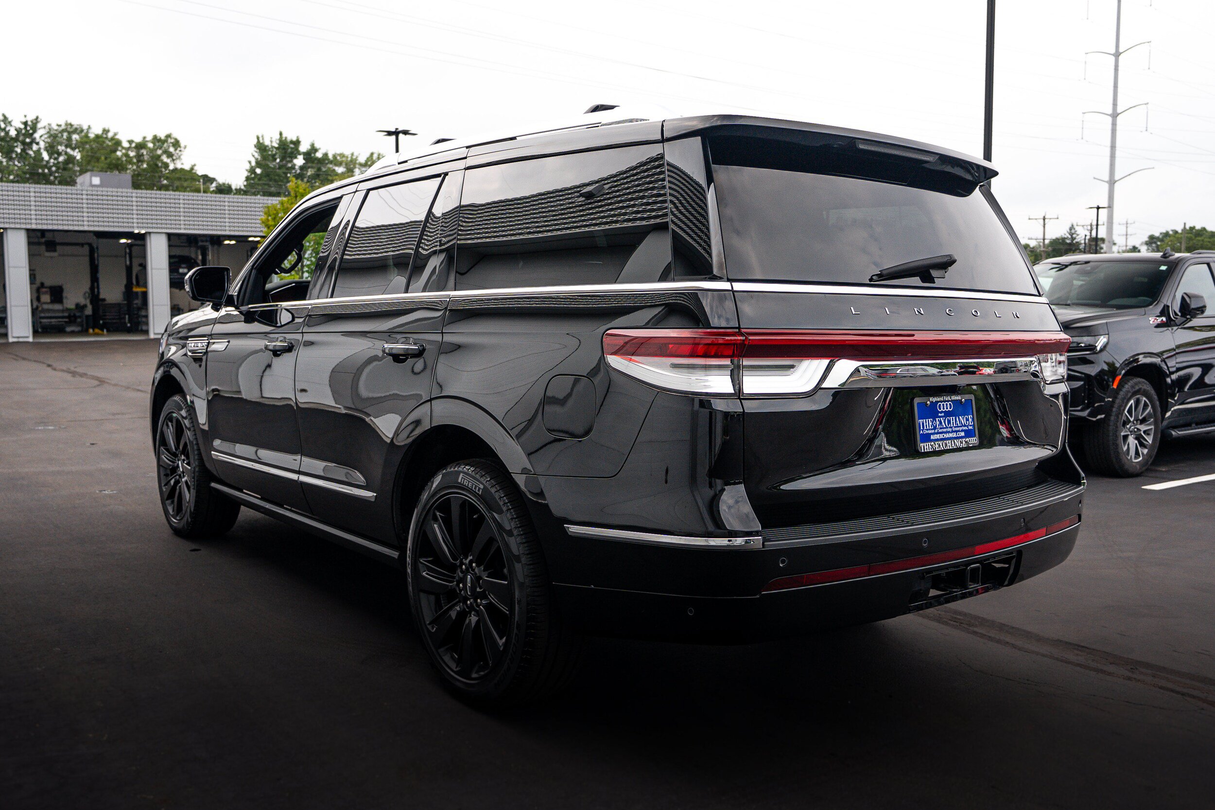 Used 2023 Lincoln Navigator Reserve AWD/4WD image 5