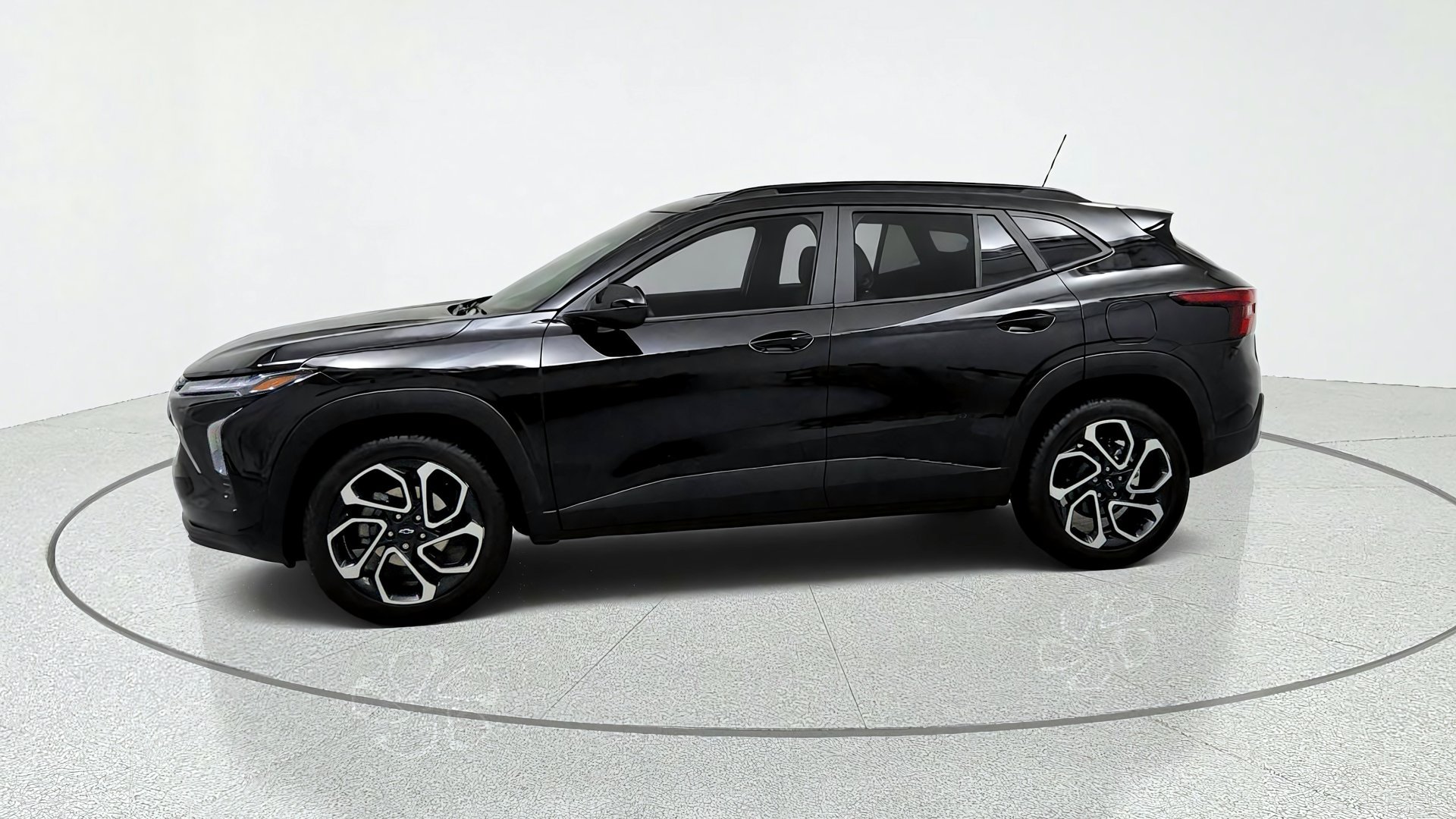 Used 2025 Chevrolet Trax RS w/ Sunroof Package FWD image 2