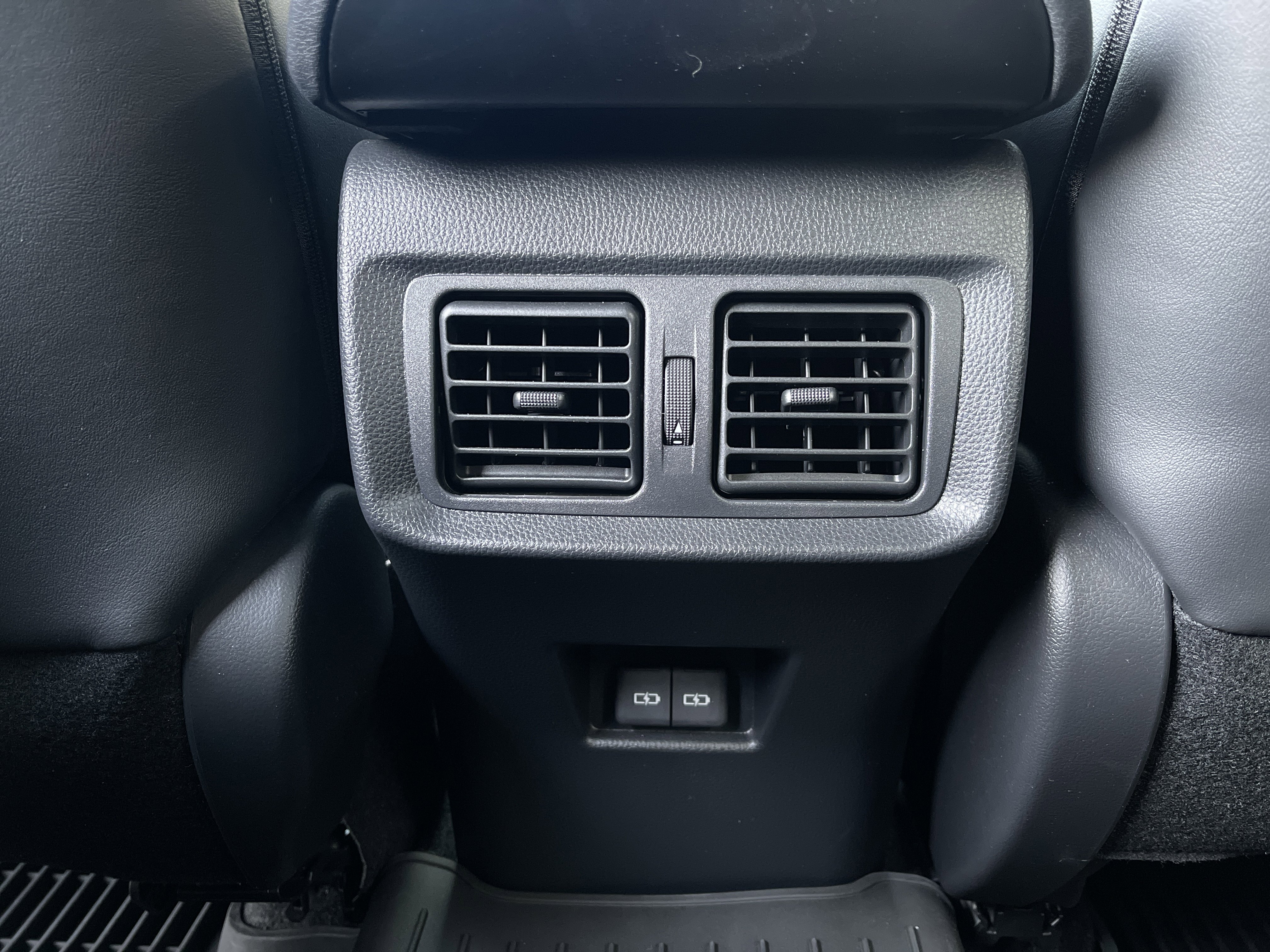 Used 2023 Toyota Venza XLE image 40