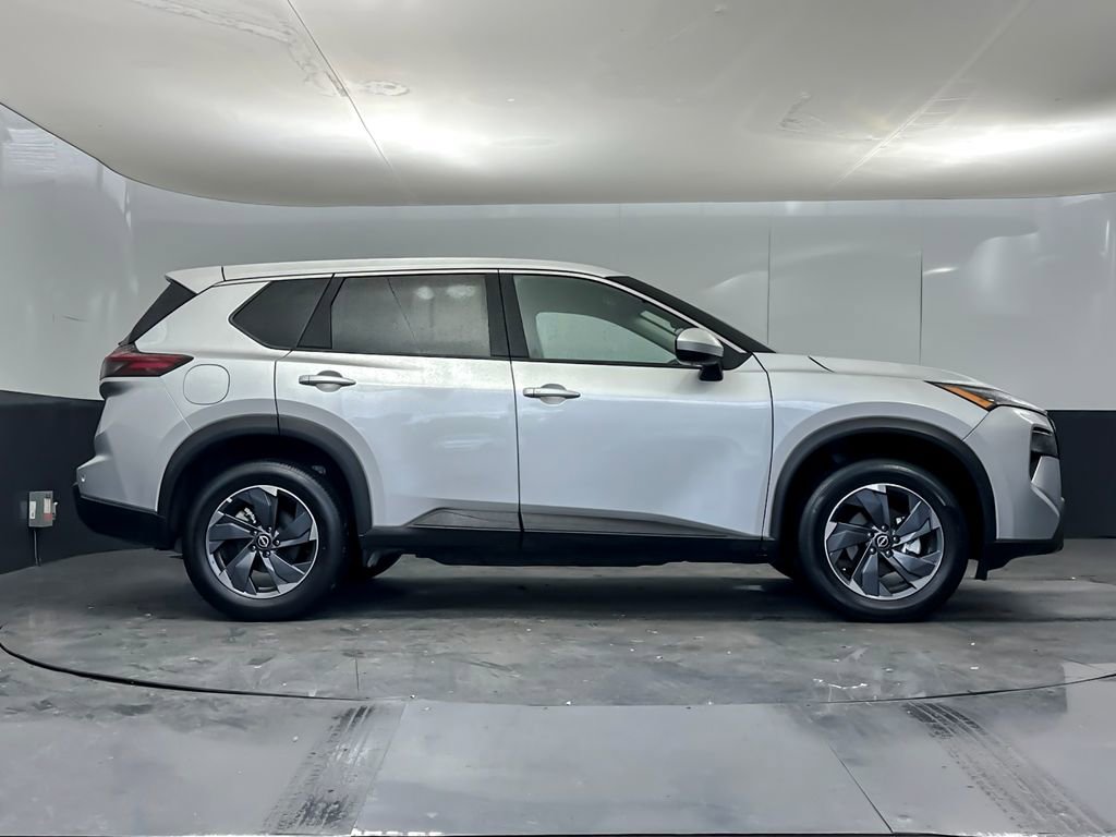 Used 2025 Nissan Rogue SV image 2