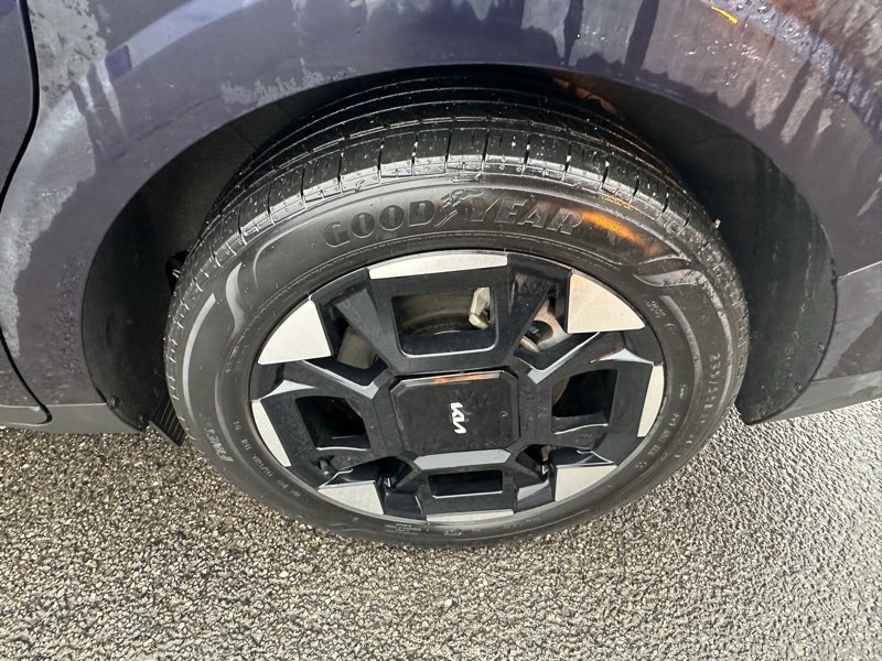 Used 2025 Kia Carnival EX image 20