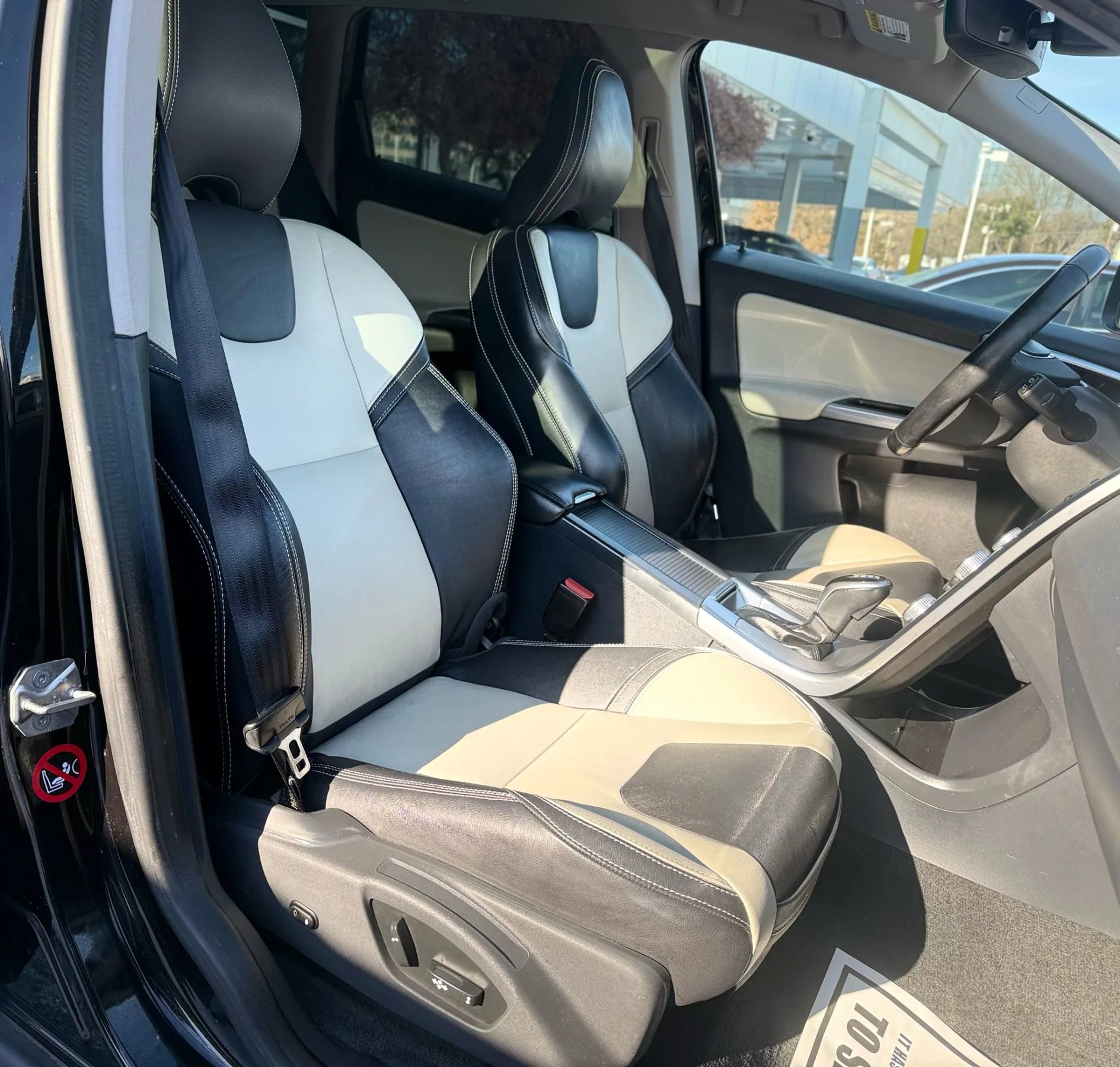 Used 2017 Volvo XC60 T5 Dynamic w/ Preferred Option Package image 37