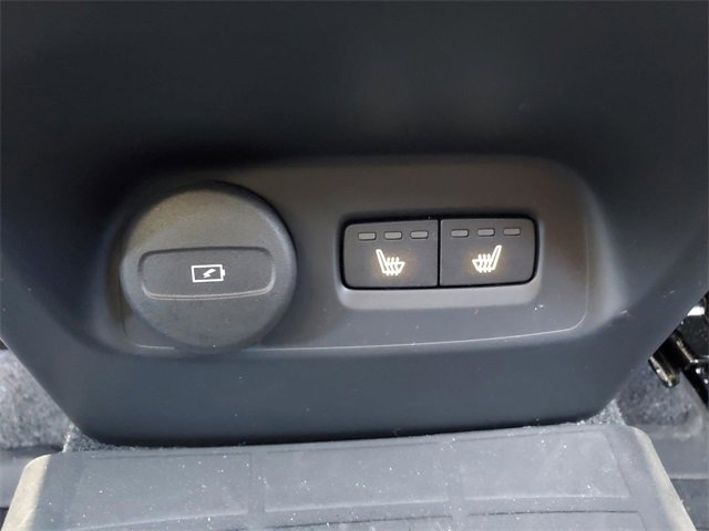 Certified 2025 Volvo XC40 B5 Core w/ Protection Package Premier image 34