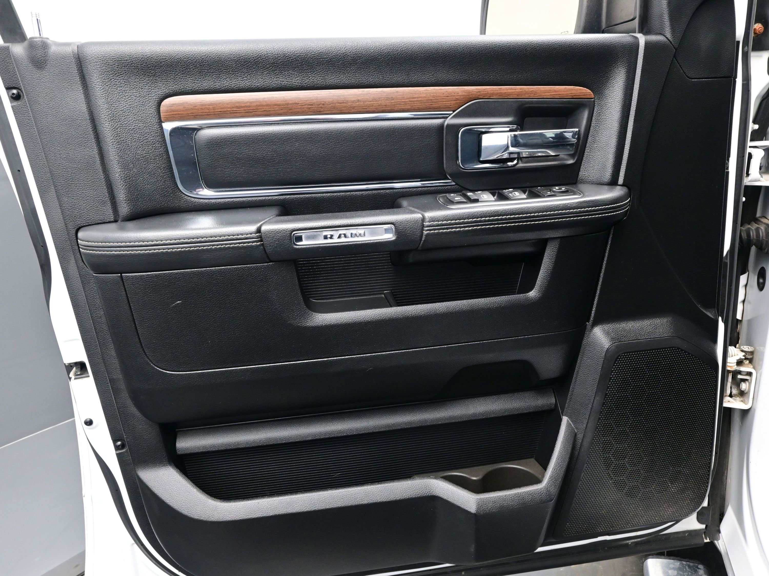 Used 2015 RAM 1500 Laramie image 9