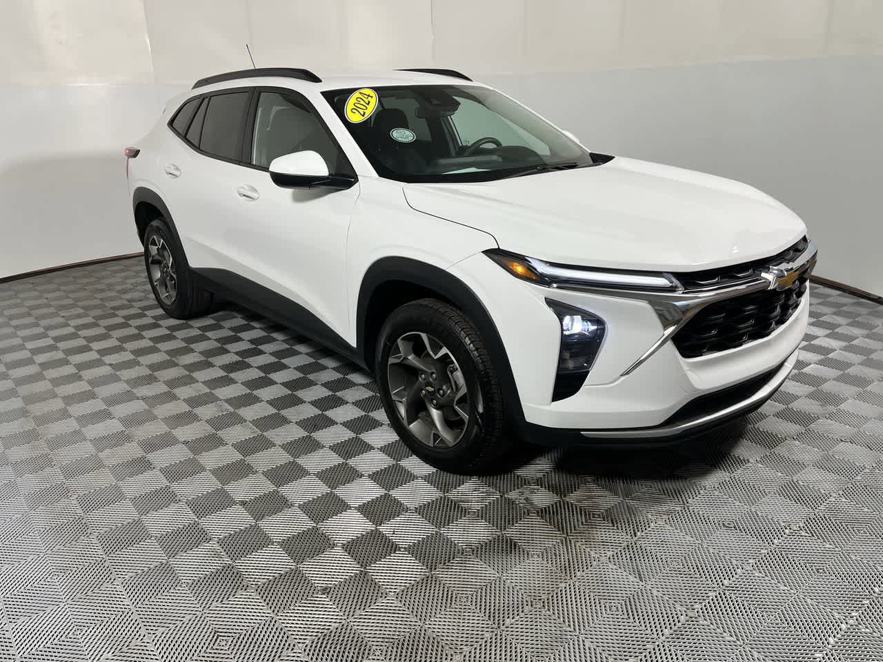 Used 2024 Chevrolet Trax LT image 2