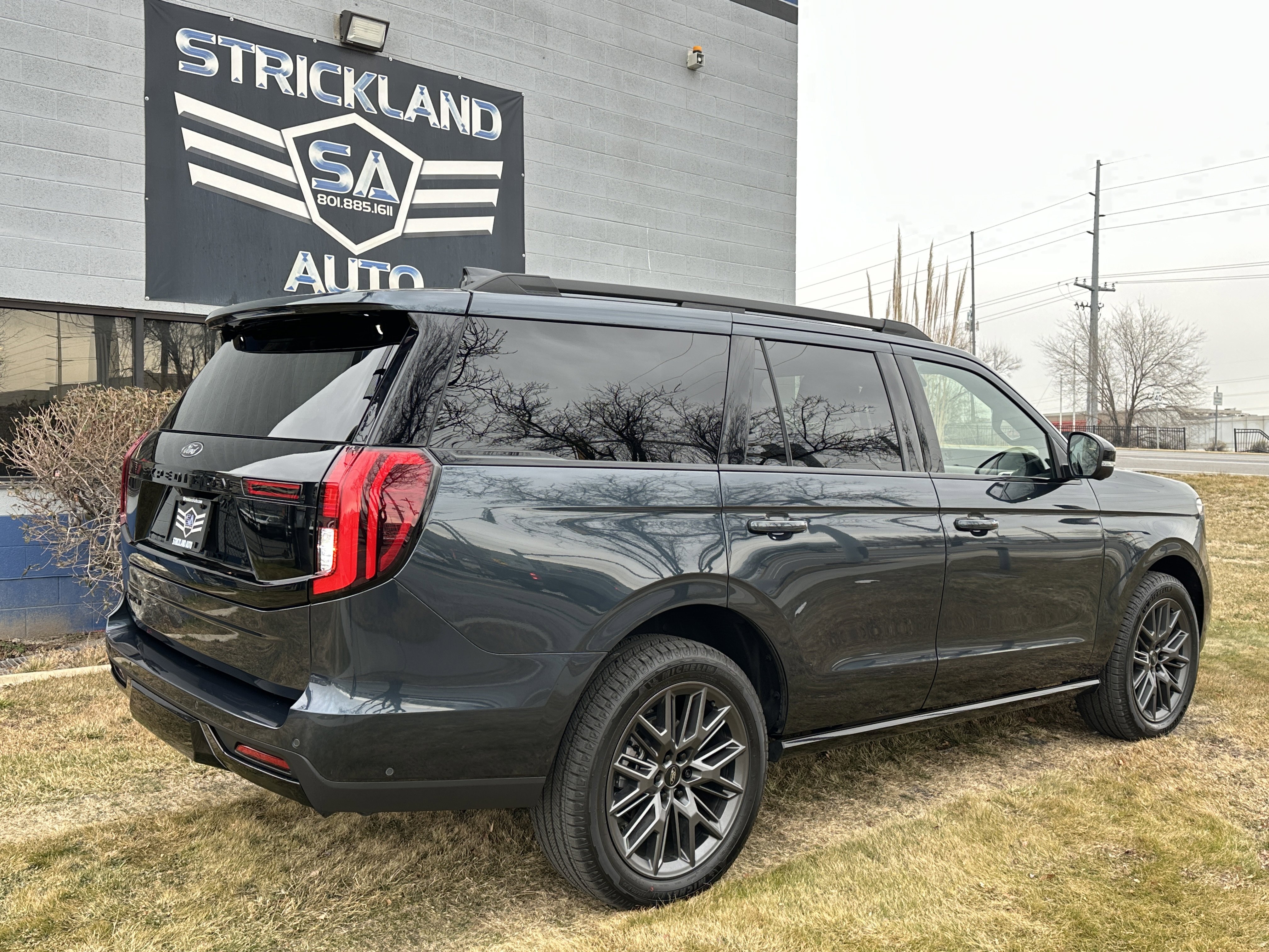 Used 2025 Ford Expedition Platinum w/ Stealth Appearance Package AWD/4WD image 7