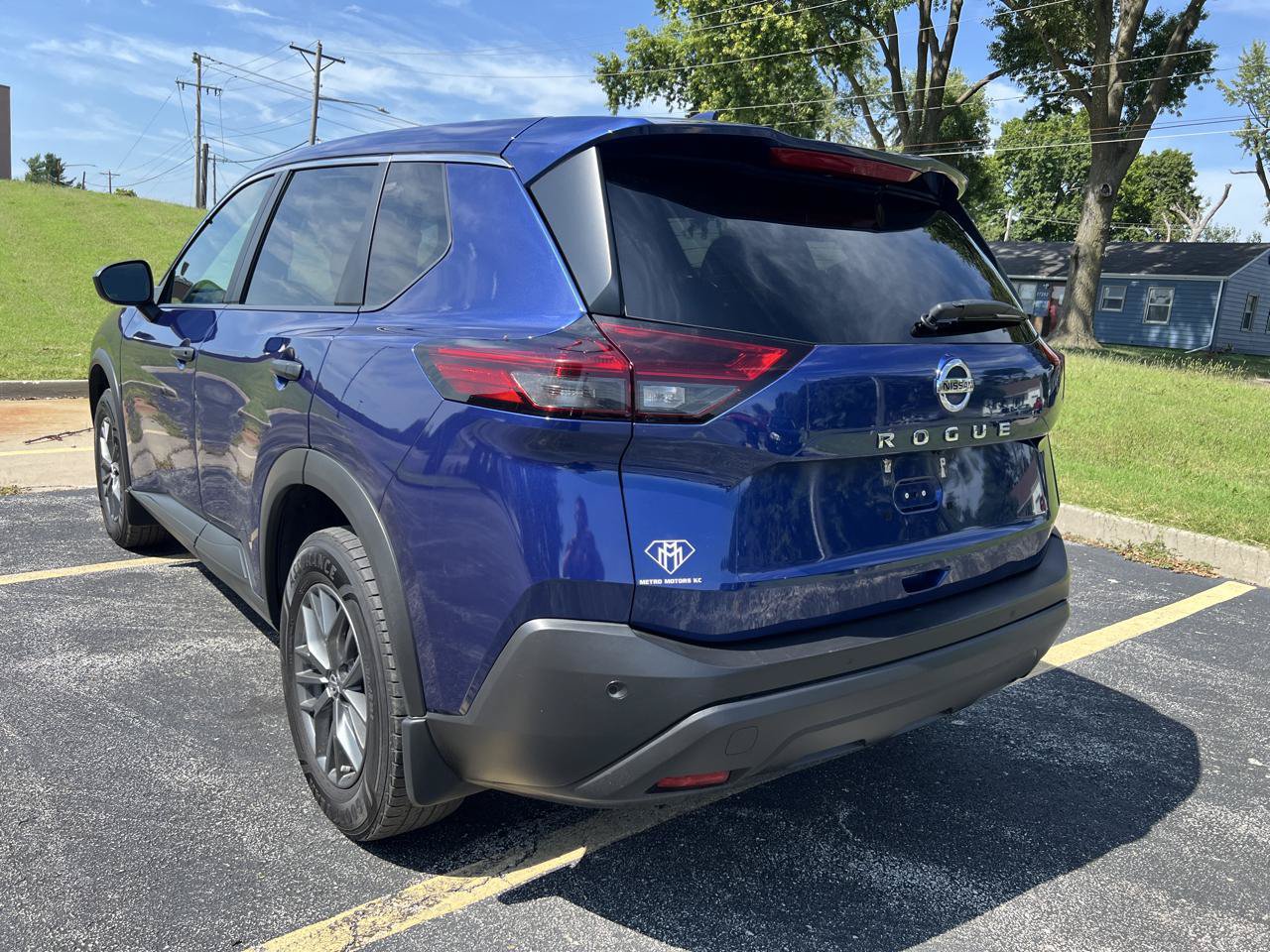 Used 2021 Nissan Rogue S FWD image 3