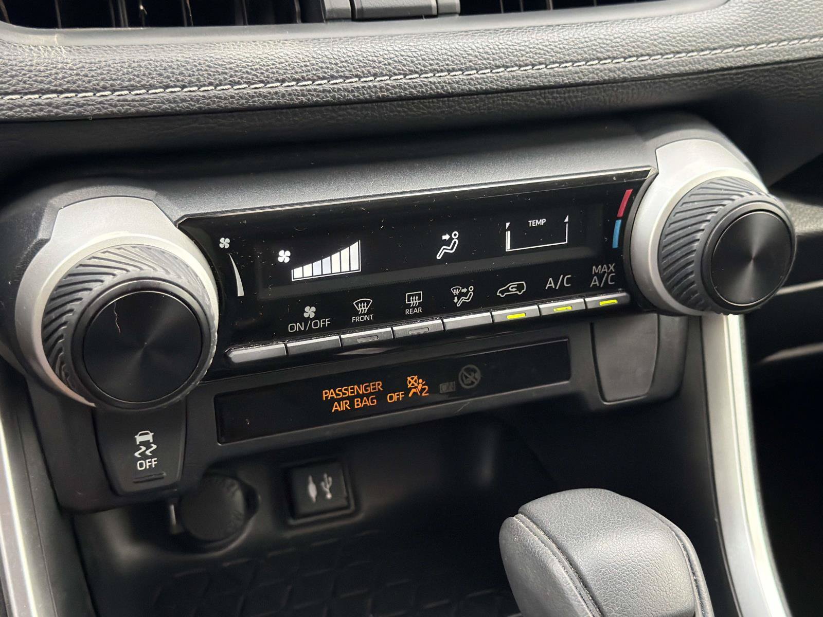 Used 2019 Toyota RAV4 LE w/ Carpet Mat Package FWD image 27