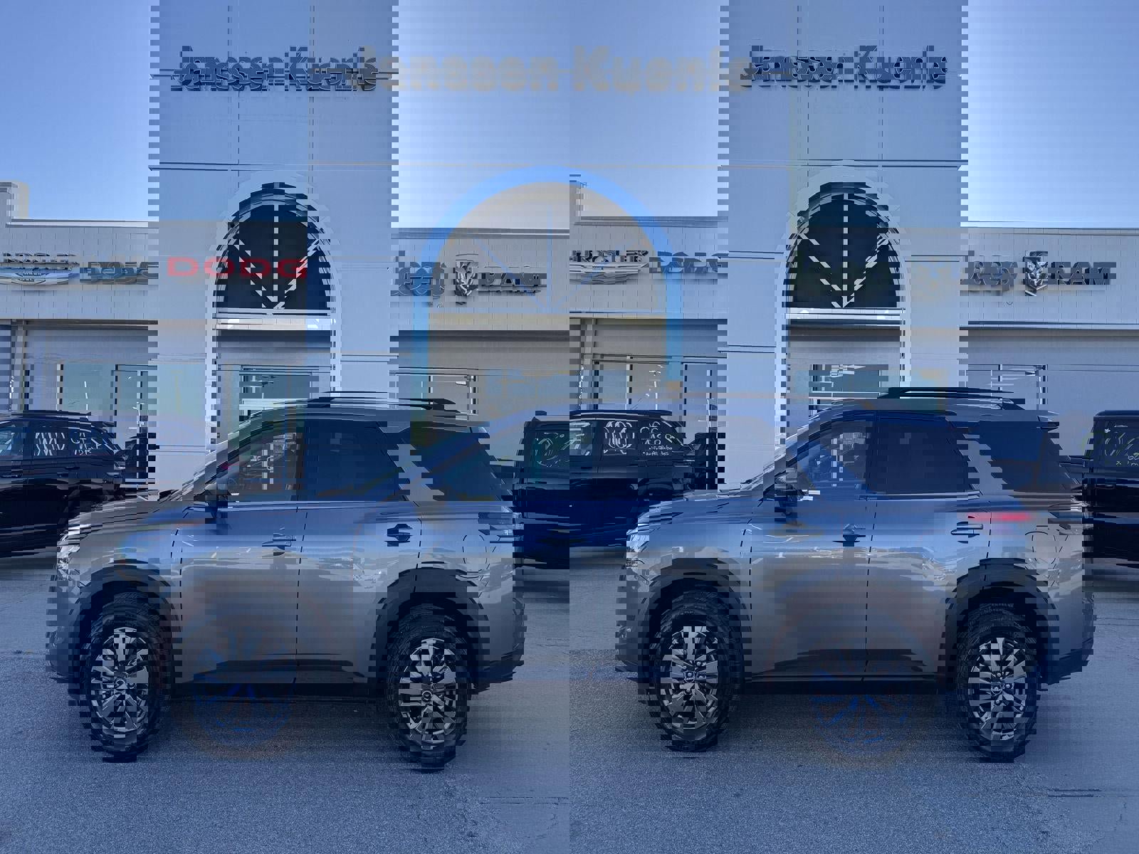 Used 2025 Nissan Pathfinder SV FWD image 1