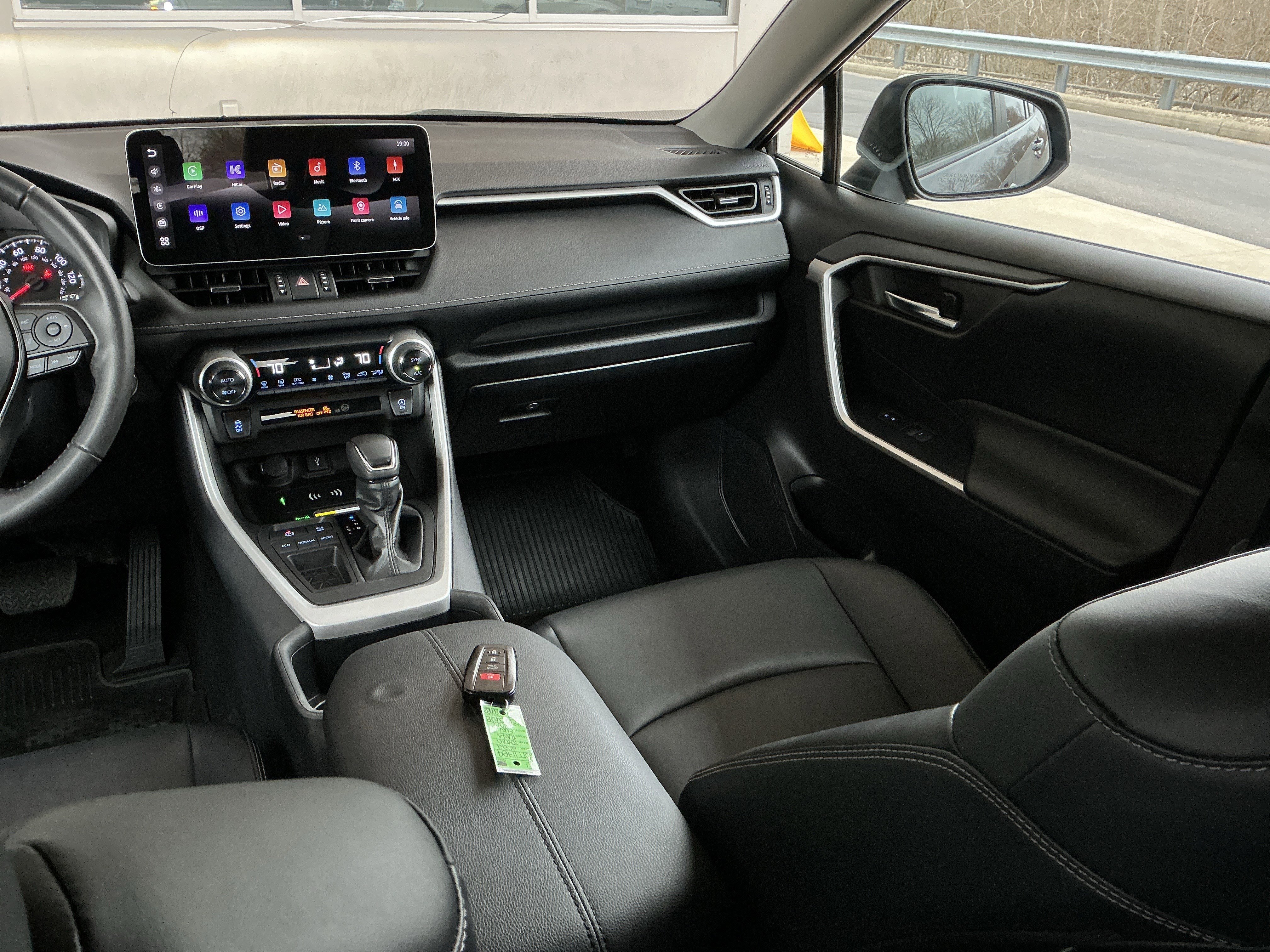 Used 2022 Toyota RAV4 XLE Premium FWD image 15