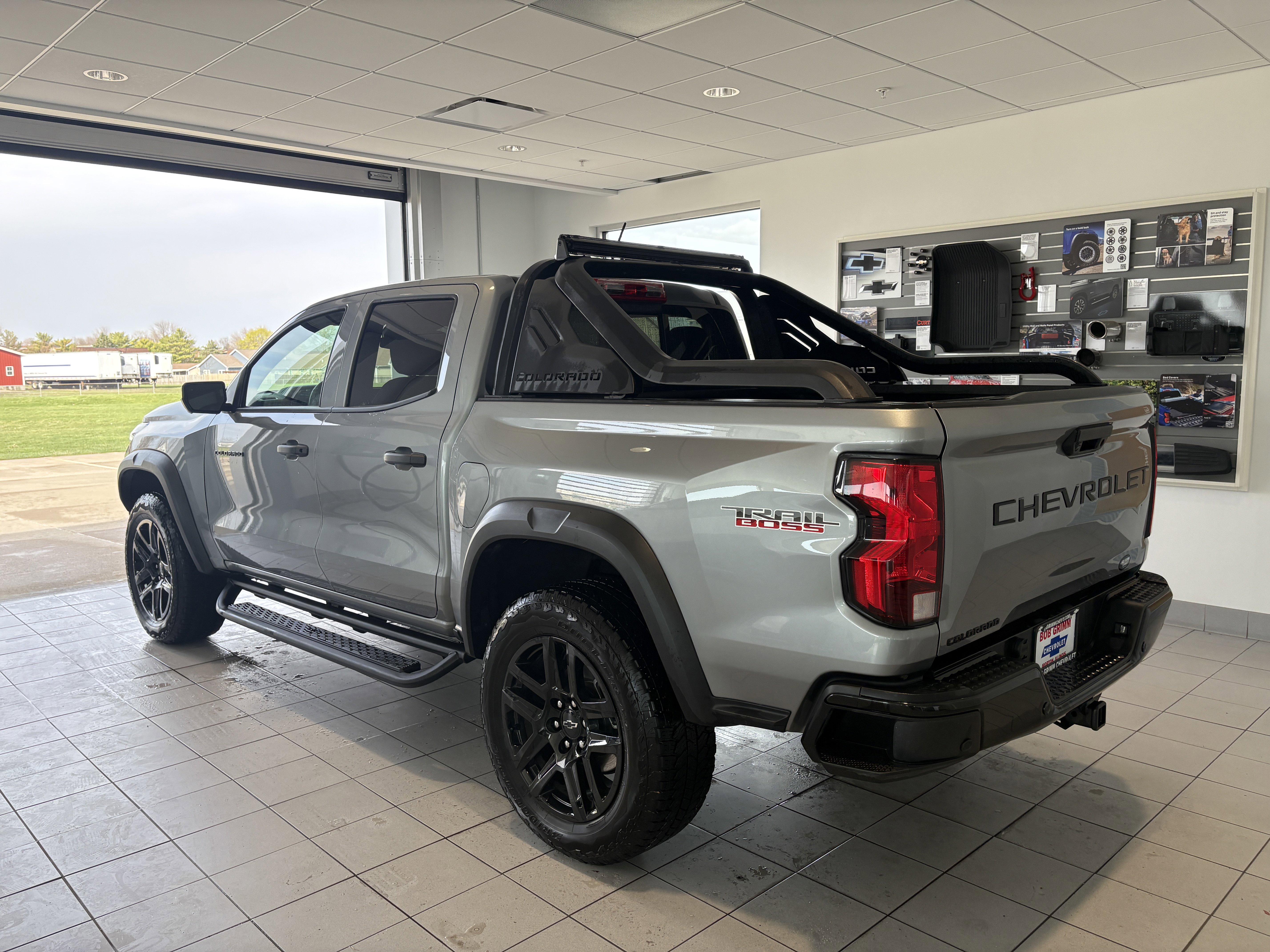 Used 2025 Chevrolet Colorado Trail Boss w/ Midnight Edition image 3