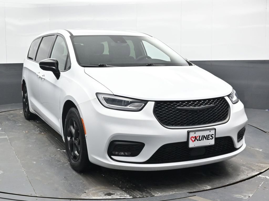 Used 2024 Chrysler Pacifica Select image 4