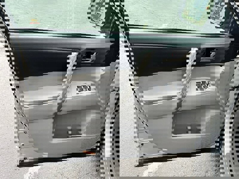 Used 2011 Toyota Highlander SE image 18