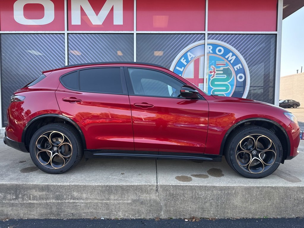 New 2025 Alfa Romeo Stelvio Sprint image 2