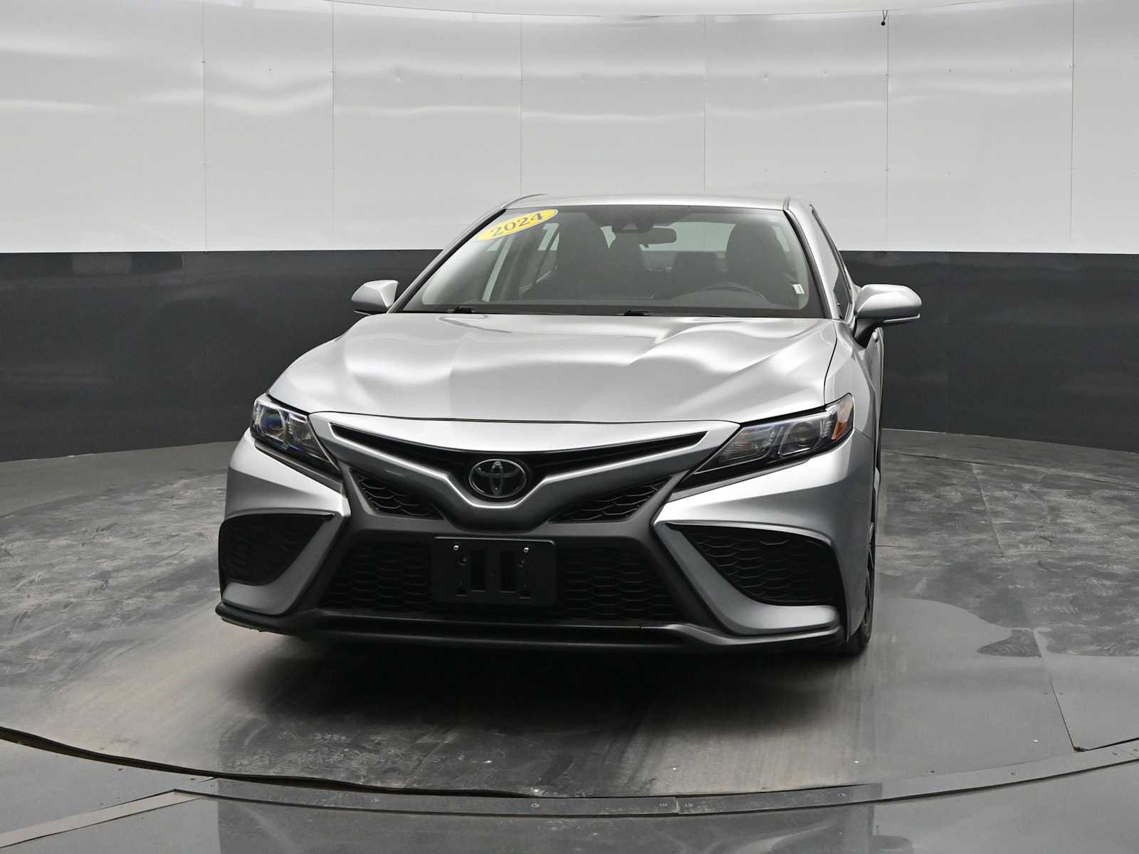 Used 2024 Toyota Camry SE FWD image 3