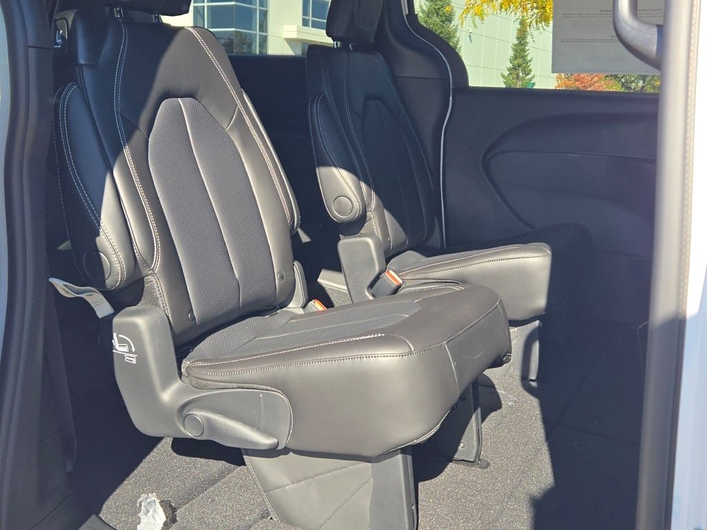 New 2026 Chrysler Pacifica Select image 10