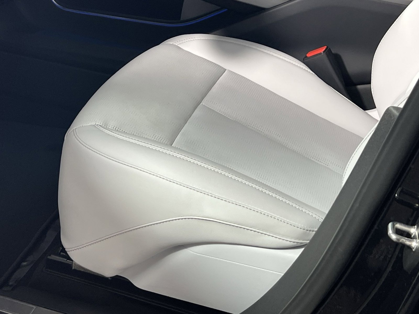 Used 2024 Cadillac Lyriq Luxury w/ LPO, Floor Liner Package AWD/4WD image 15