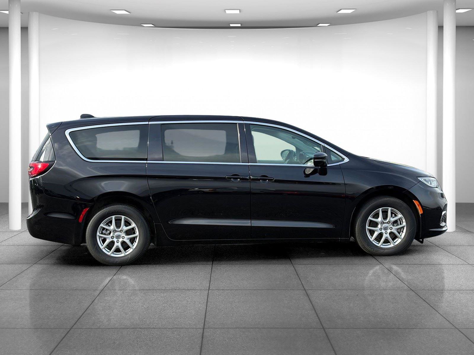 Used 2024 Chrysler Pacifica Touring-L FWD image 8