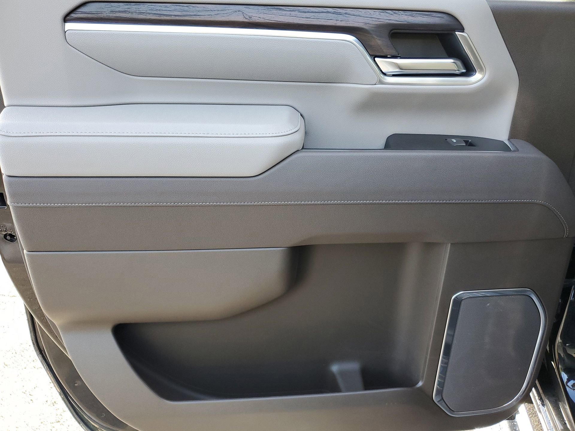 Used 2025 GMC Sierra 2500 SLT w/ SLT Premium Package image 9