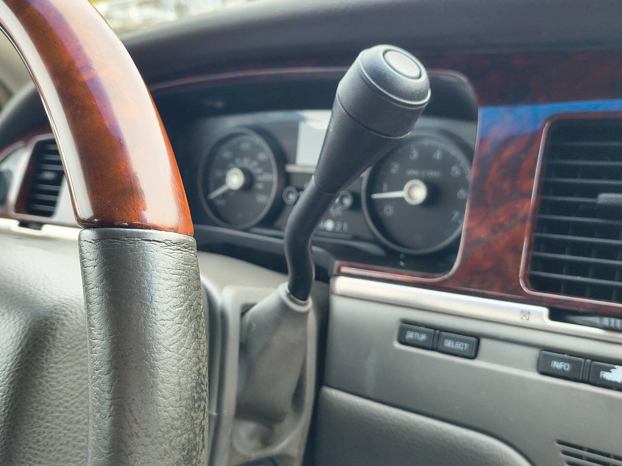 Used 2009 Lincoln Town Car Signature Limited image 13