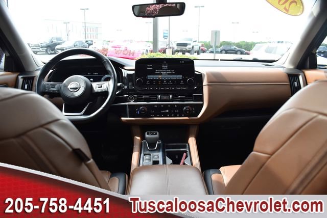 Used 2024 Nissan Pathfinder Platinum FWD image 3