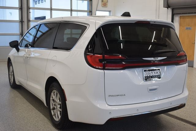 Used 2024 Chrysler Pacifica Touring-L FWD image 10