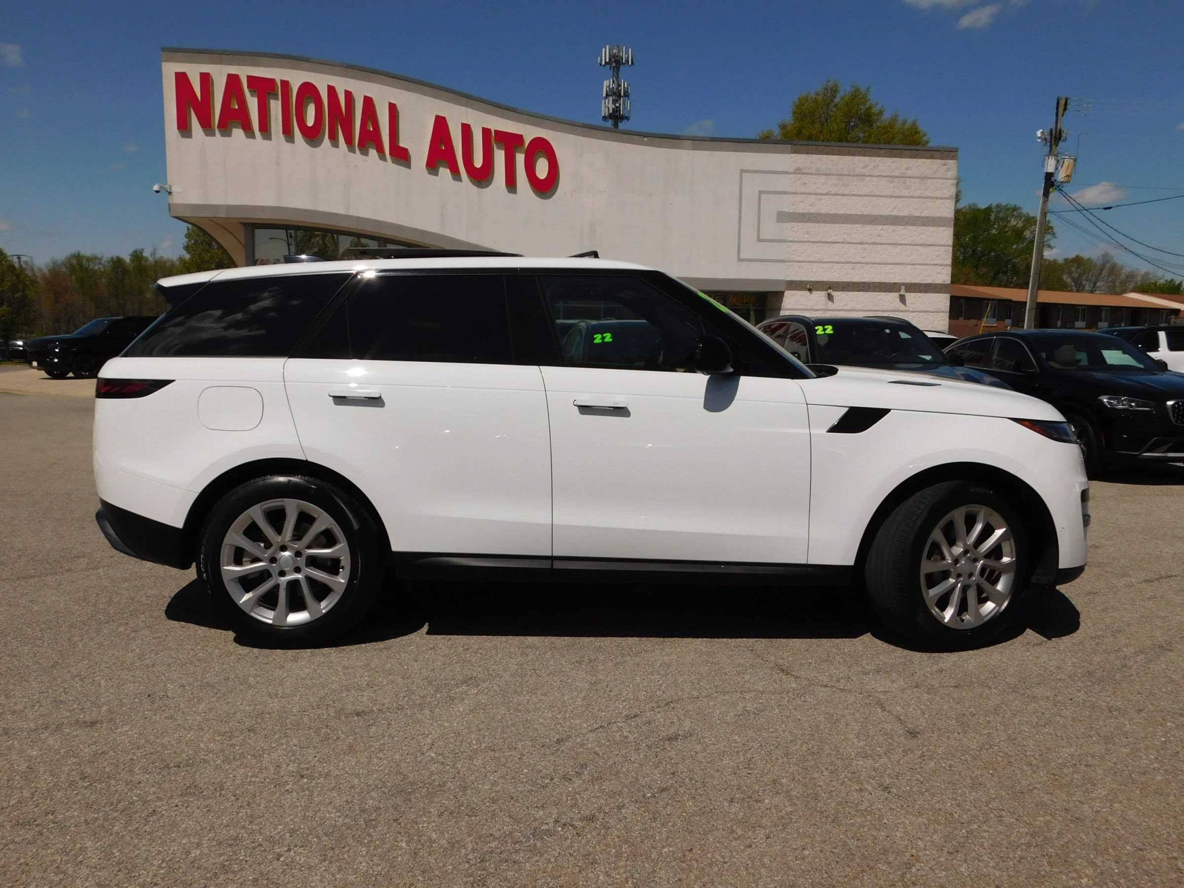 Used 2025 Land Rover Range Rover Sport SE AWD/4WD image 4