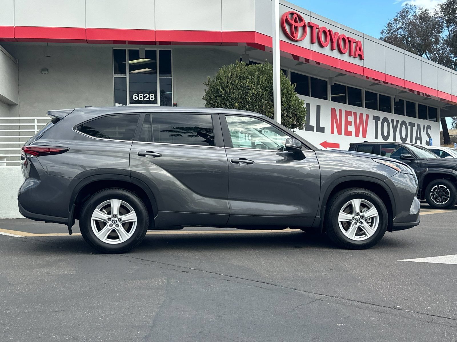 Used 2025 Toyota Highlander LE AWD/4WD image 6