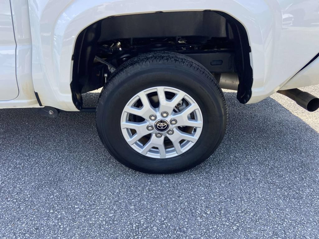 Used 2025 Toyota Tacoma SR5 AWD/4WD image 9