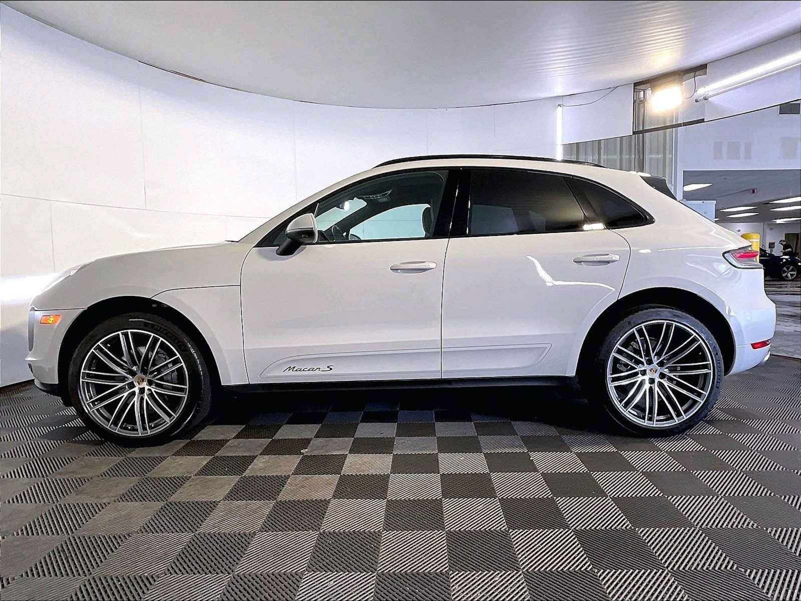 Certified 2021 Porsche Macan S AWD/4WD image 2