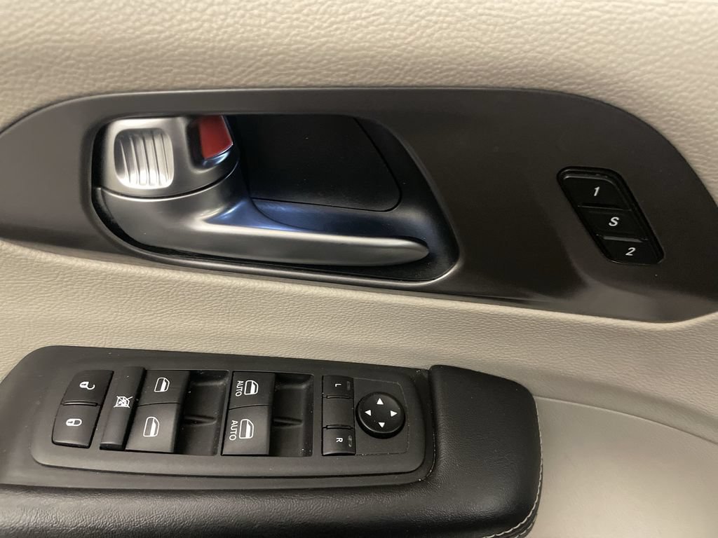 Used 2022 Chrysler Pacifica Touring-L FWD image 16