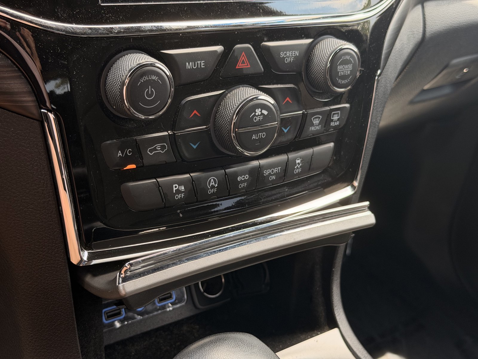 Used 2022 Jeep Grand Cherokee Laredo E AWD/4WD image 35