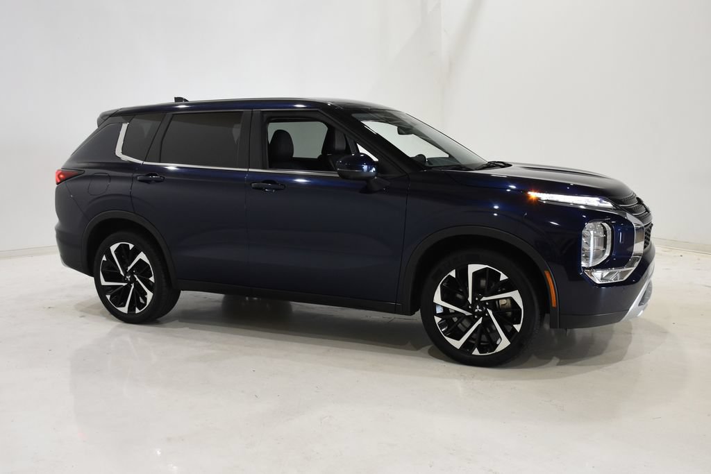 Used 2024 Mitsubishi Outlander SE AWD/4WD image 3