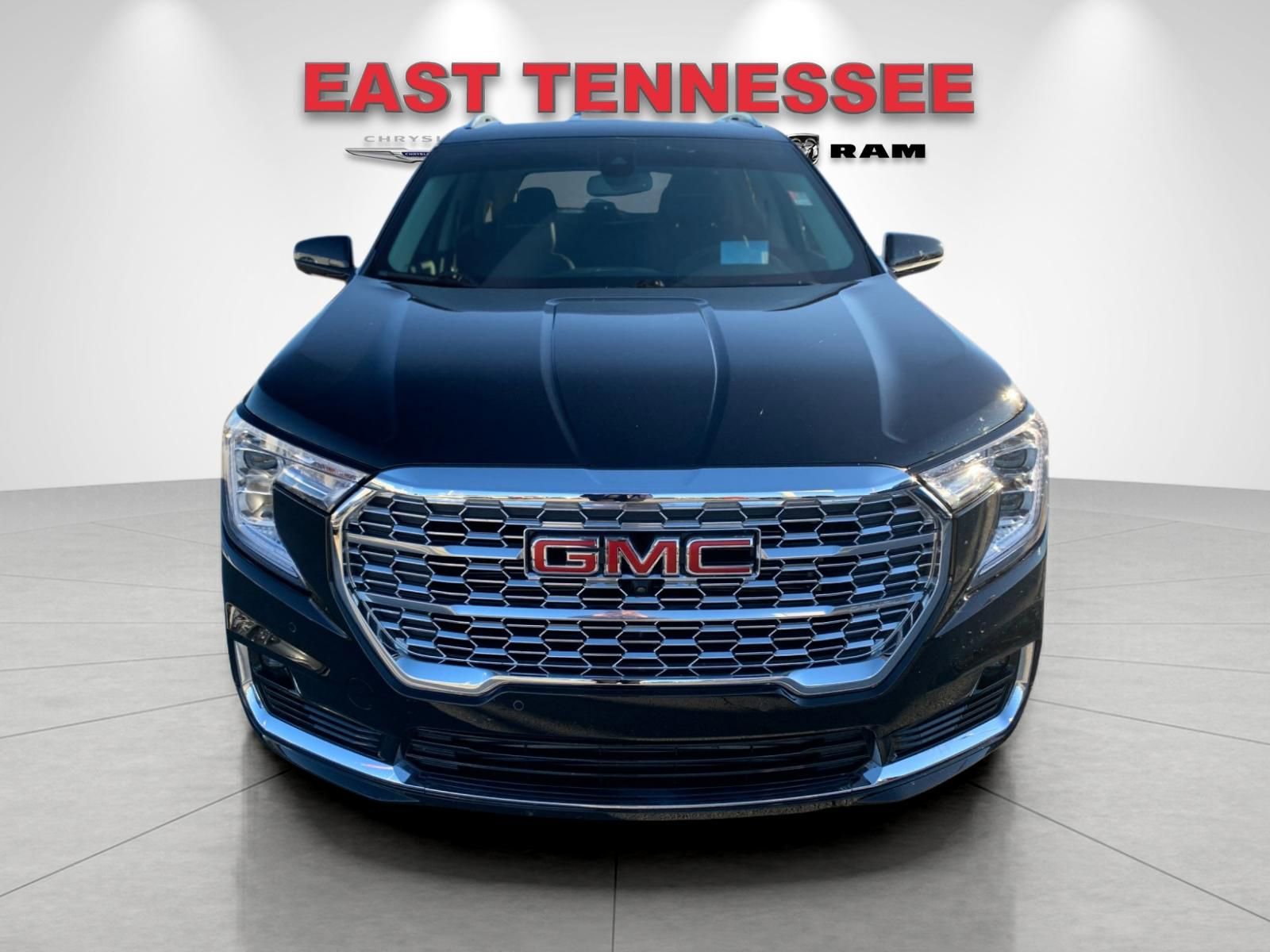 Used 2024 GMC Terrain Denali w/ Black Diamond Edition image 9